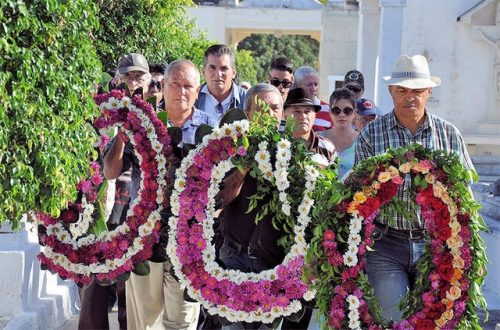 Peregrinación al cementerio de Las Tunas, como recuerdo a los colegas desaparecidos fìsicamente (Foto: Rey López)