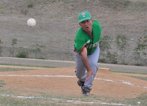 Jorge Pérez, el lanzador del equipo de Las Tunas, en acción (Foto: Rey López)