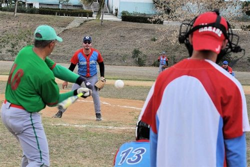 Momento de uno de los juegos de la Copa de Softbol 14 de Marzo, en Las Tunas (Foto: Rey López)