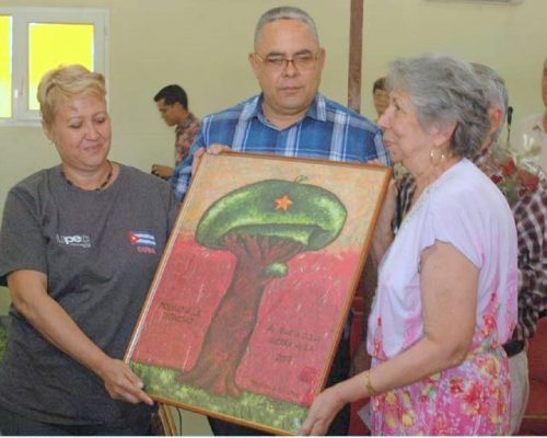 María Julia Guerra (d) recibe el Premio a la Dignidad, de manos de la vicepresidenta primera de la Upec, Aixa Hevia, en presencia de Luis A. Torres Iribar, primer secretario del Partido en Holguín (Foto: Edgar Batista)