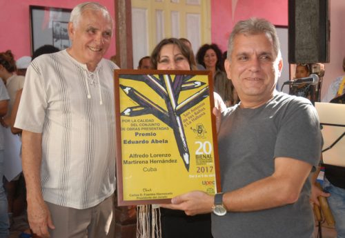 Alfredo Martirena (izq.), un peso completo de la nómina actual de caricaturistas cubanos, arrasó con varios premios en esta vigésima Bienal (Foto: Yoandry Avila Guerra)