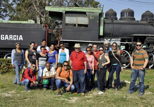 Integrantes del colectivo de Invasor de visita al central azucarero