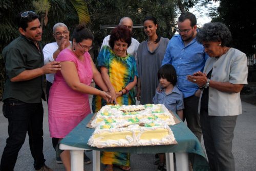 Paquita Armas Fonseca (al centro), laureada este año con el Premio Jorge E. Mendoza, corta un cake junto a otros colegas en el encuentro efectuado en la Casa de la Amistad (Foto: Yoandry Avila Guerra)