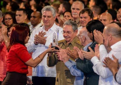 El General de Ejército Raúl Castro Ruz recibe de manos de Susely Morfa González la Medalla Conmemorativa Aniversario 55 de la UJC (Foto: Abel Padrón Padilla/ACN)