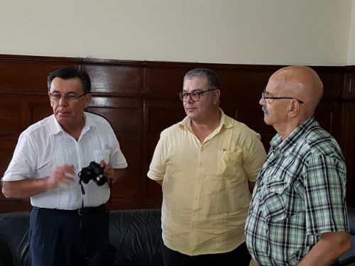 El periodista, poeta y escritor paraguayo Mario Rubén Álvarez sostuvo este miércoles un encuentro con integrantes de la Presidencia de la Upec, en la Casa de la Prensa sede nacional de la organización.