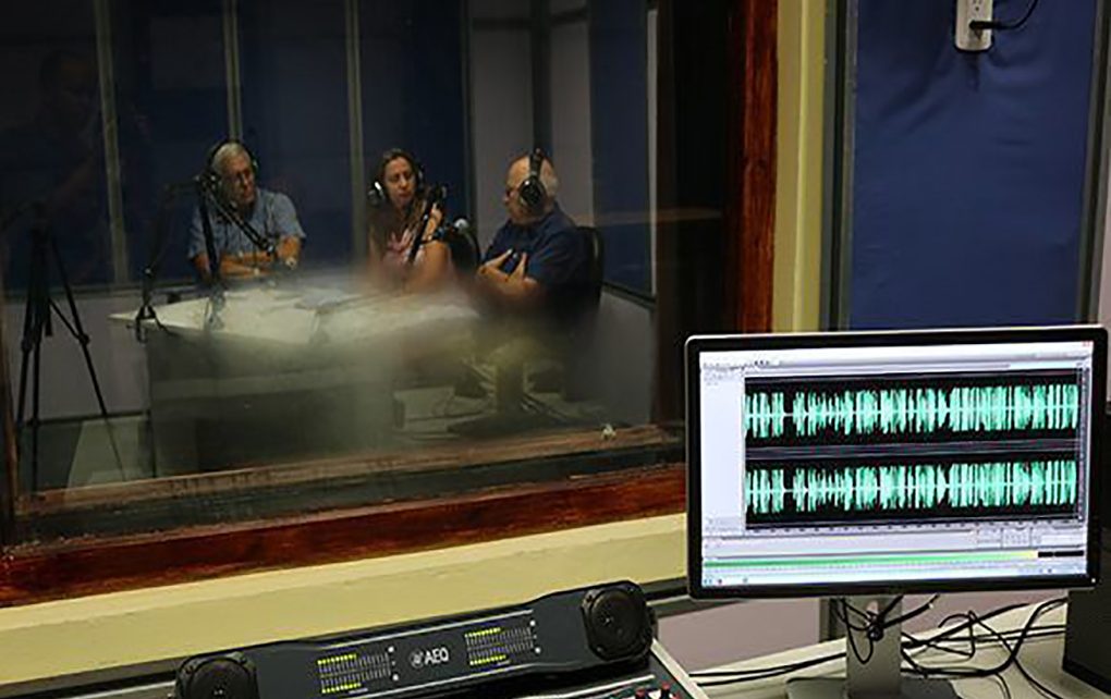 El podcast de Cubadebate desde el estudio de Nexos Radio, en la Facultad de Comunicación de la Universidad de La Habana. Foto: Edilberto Carmona/ Cubadebate.