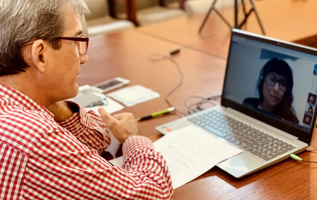 El reverso de un diálogo con la comunicadora social y crítica de cine peruana Mónica Delgado Chumpitazi, a cargo de Octavio Fraga. Foto: Stephania Núñez.