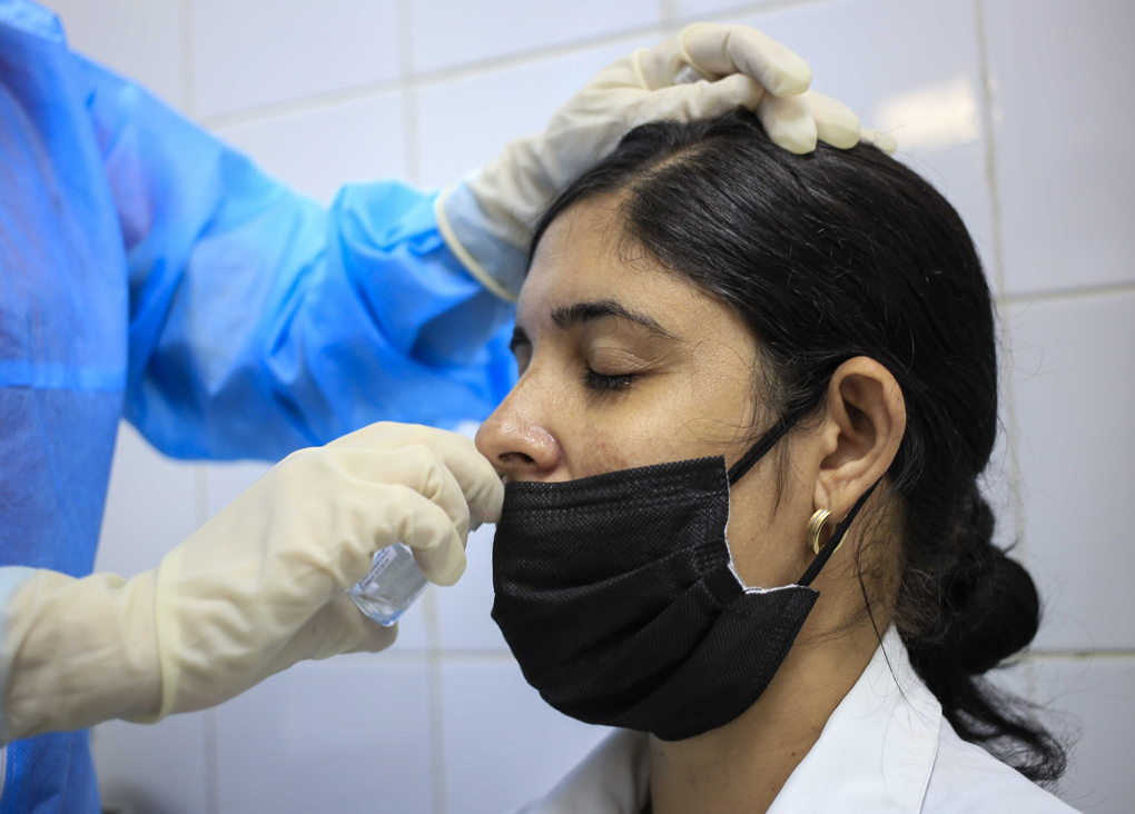 Aplicación de spray nasal con candidato vacunal Mambisa en el Hospital Hermanos Ameijeiras. Ensayo clínico en convalecientes de Covid-19 no vacunados previamente. Foto: ACN/ Ariel Ley Royero.