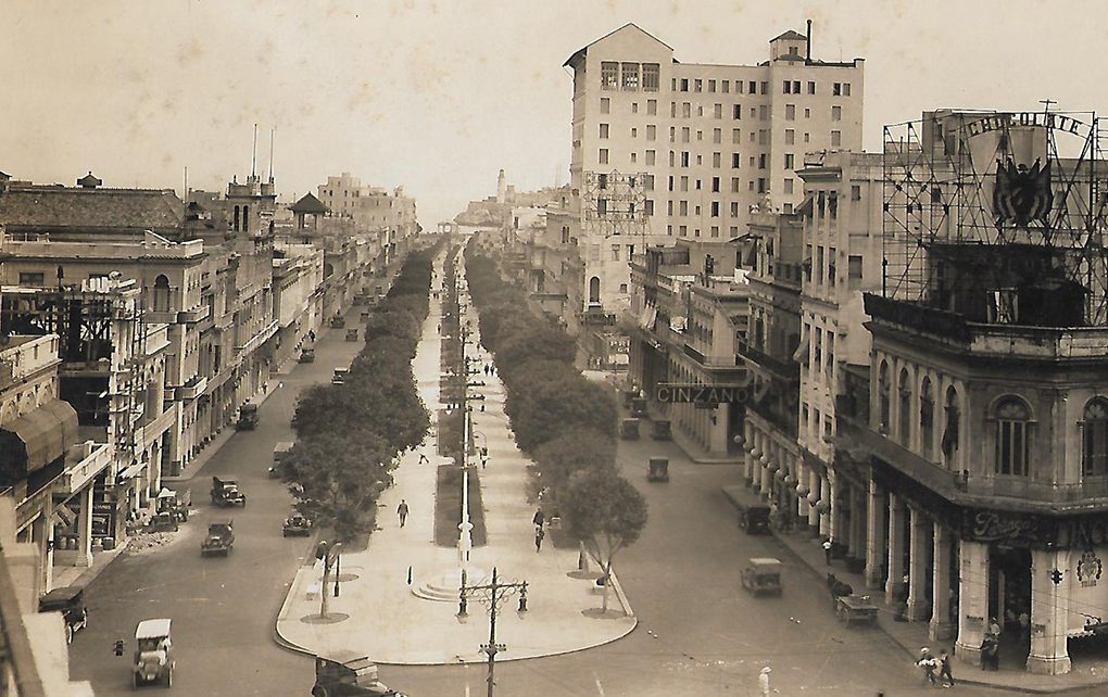 Decenas de fotingos por el Paseo de Martí, más conocido como Paseo del Prado habanero, como se veía hacia finales de 1928, cuando fue objeto de una reconstrucción