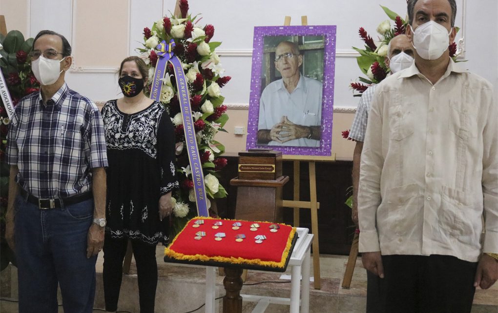 Homenaje al articulista Nicanor León Cotayo. En la guadia de honor, Rogelio Polanco fuentes, Tubal Paez y Rosa Miriam Elizalde. Foto: Heriberto González/Cubaperiodistas.