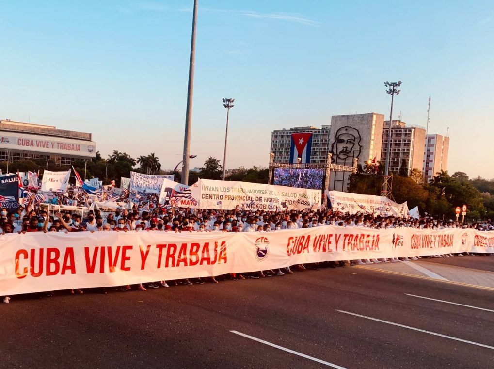 Inicio del desfile por el 1ro de mayo