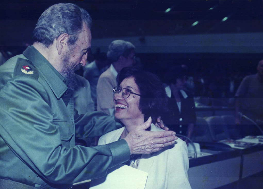 Juana Carrasco junto a Fidel Castro
