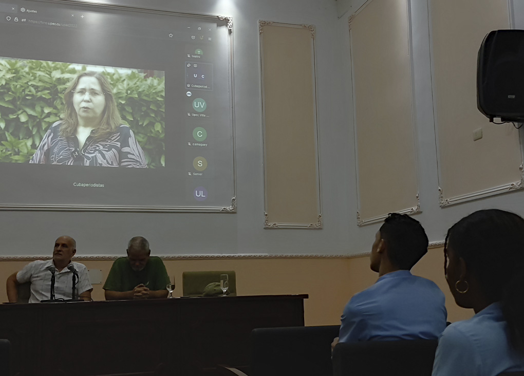 Rosa Miriam Elizalde panel “Golpe comunicacional y guerra mediática en la estrategia contrarrevolucionaria”