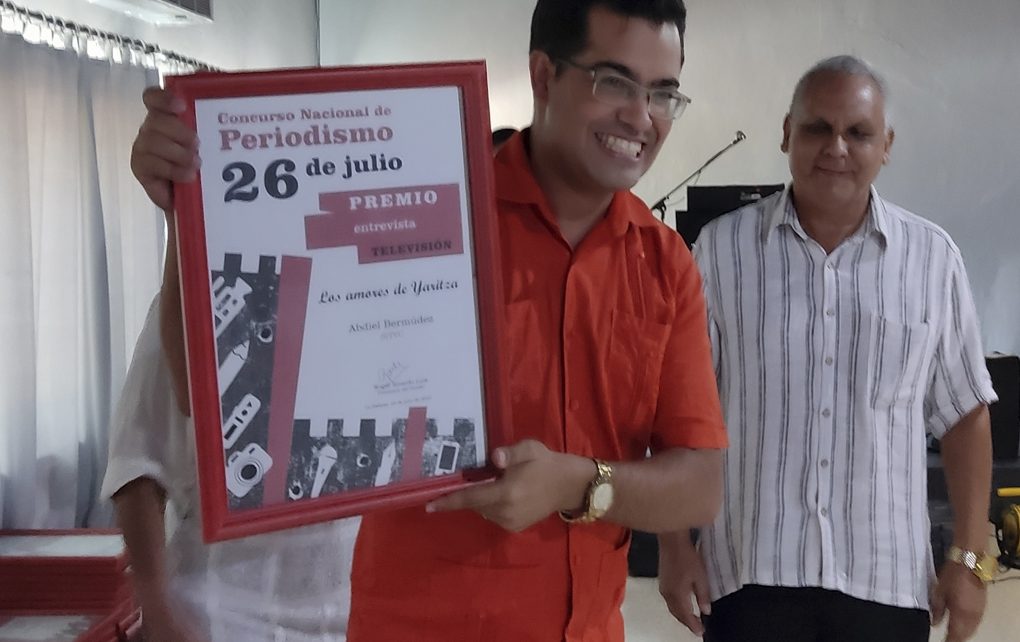 Abdiel Bermùdez recibe premio 26 de julio