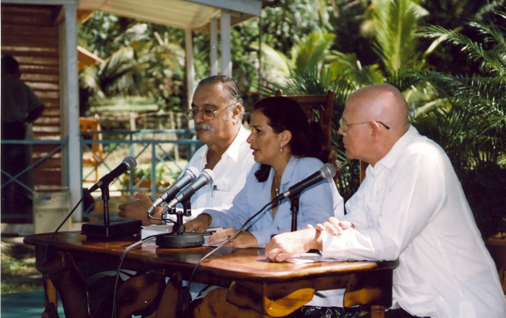 Guillermo Cabrera en la presentacion del Libro, Todo el tiempo de los cedros