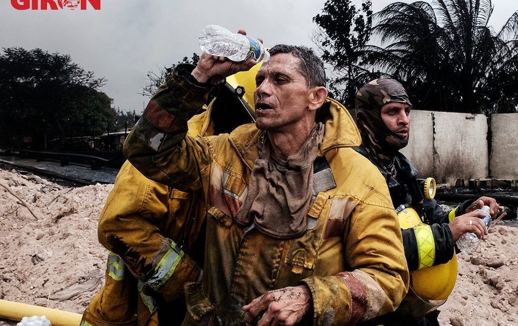 bomberos que trabajan en incendio en la zona industrial de Matanzas