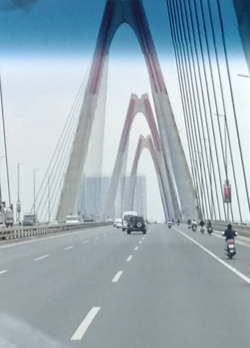 Puente sobre sobre río rojo, en Hanoi, Vietnam