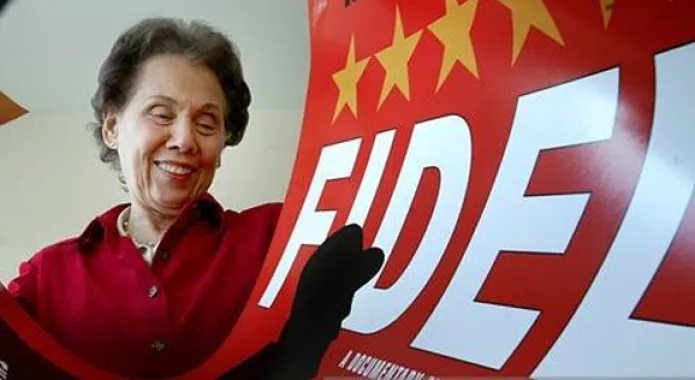 Estela Bravo con el cartel del documental Fide