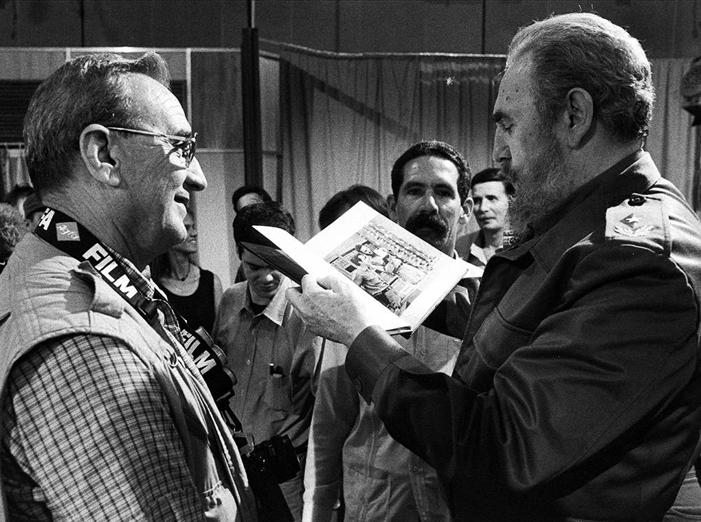 Liborio le muestra su libro Instantneas a Fidel, 21 de enero del 2000
