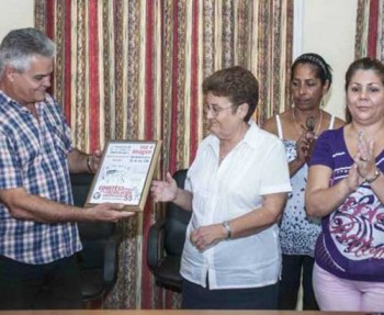 CUBA-LA HABANA-AGASAJAN LOS CDR A LA AGENCIA DE INFORMACION NAC